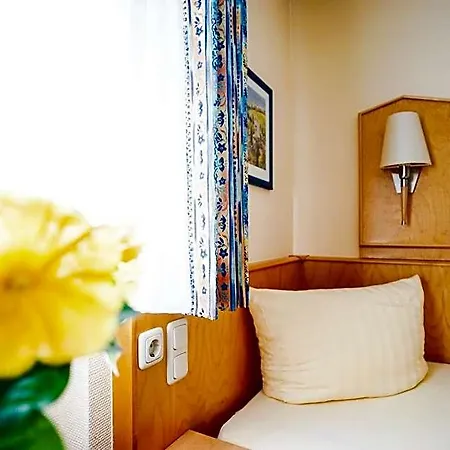 Sauer Garni Hotel 3*