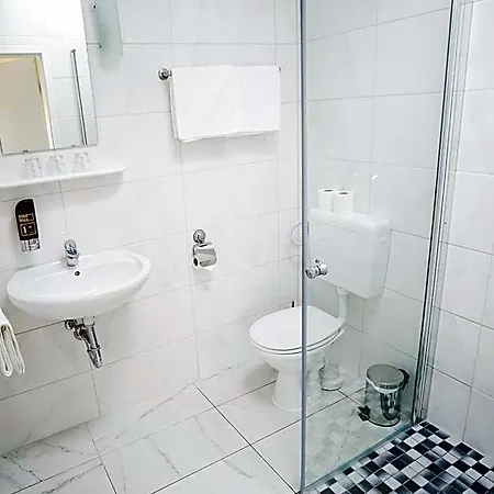 Sauer Garni Hotel 3*