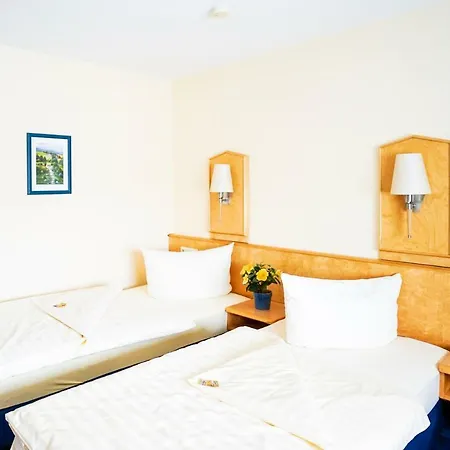 Sauer Garni Hotel 3*